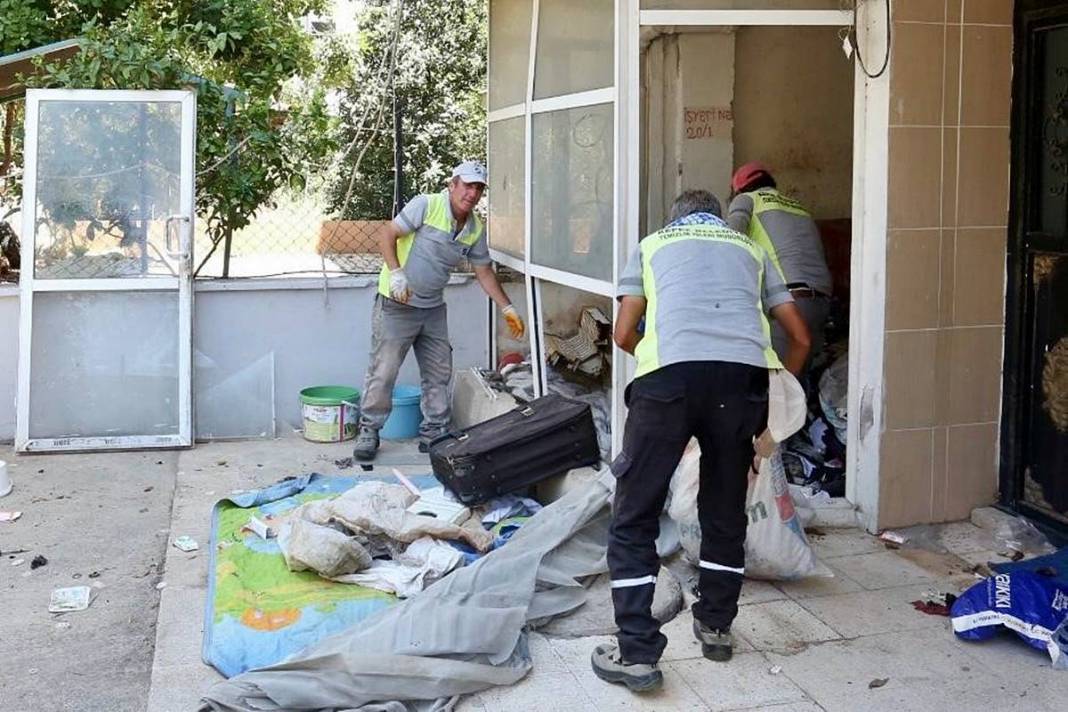 Kamyonlar yetmedi: Çöp partisi sona erdi! Apartmandan çıkanlar hayrete düşürdü 18